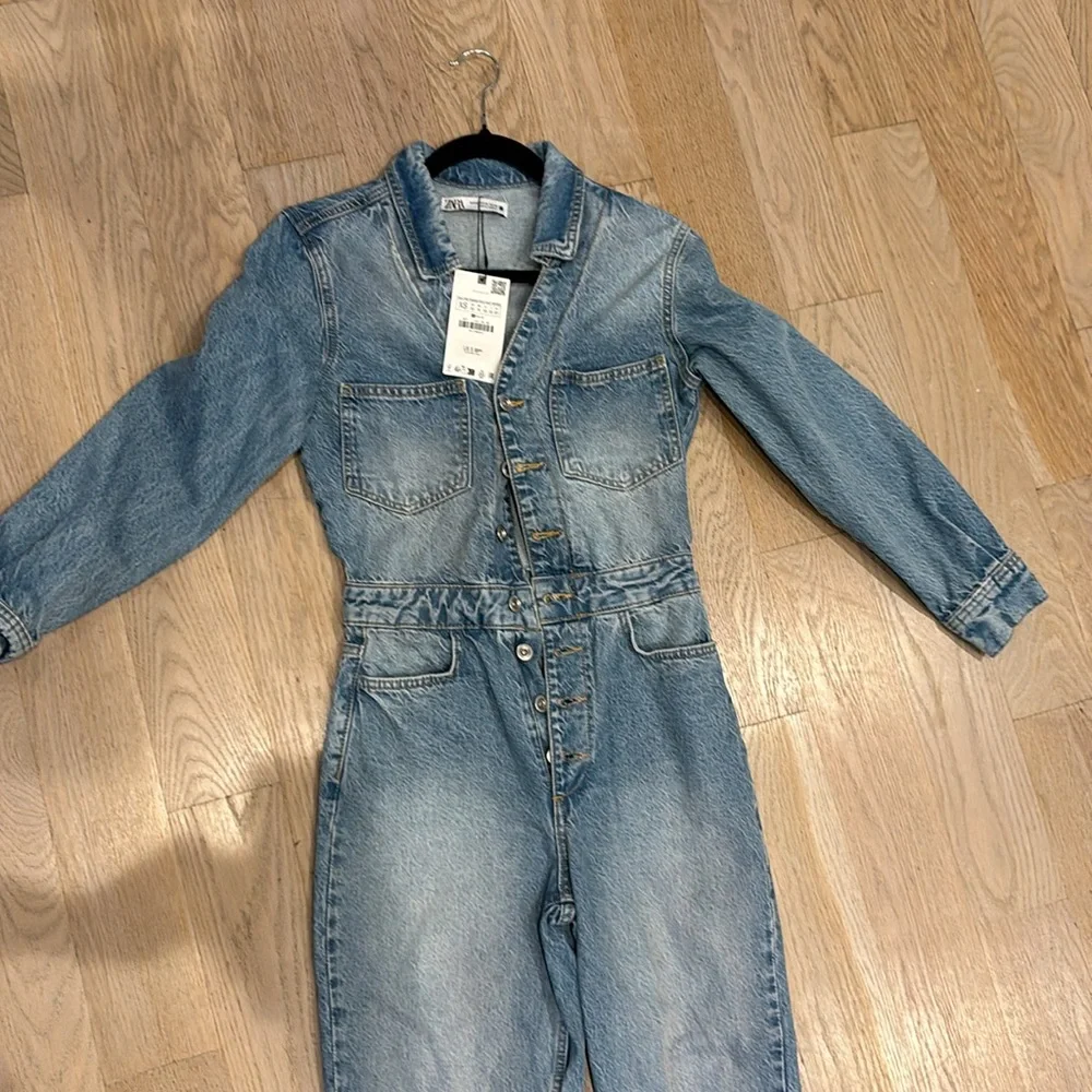 Brand new with tags women's Zara denim jumpsuit size xs! Baggy for bottom!
